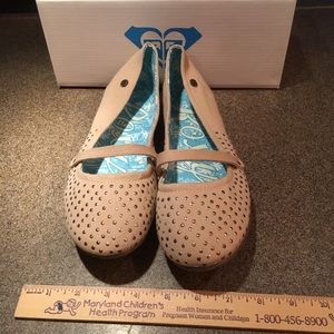 NWT Roxy Cream Canvas Slip on Shoes